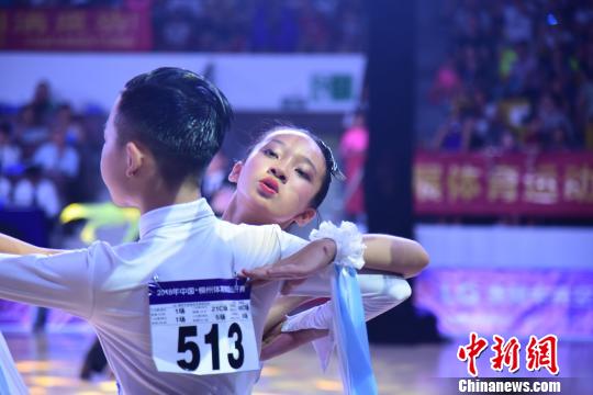 中国体育舞蹈公开赛广西开赛 8岁女孩与退休大妈同台竞舞