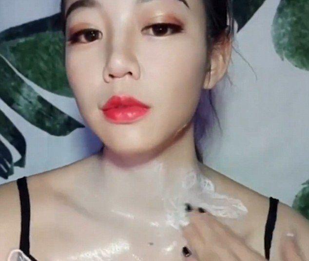 神奇易容术,村姑变女神,爆红到英国,当众卸妆全