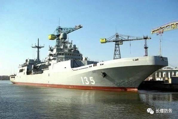 俄海军节阅兵的尴尬:都是老旧军舰不说,还撞桥