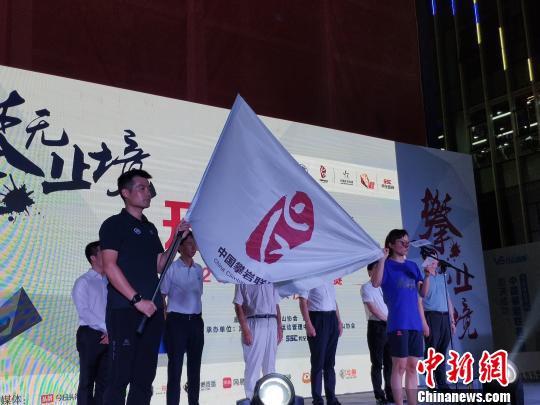 2018中国攀岩联赛长沙开幕 各地选手上演“岩壁芭蕾”