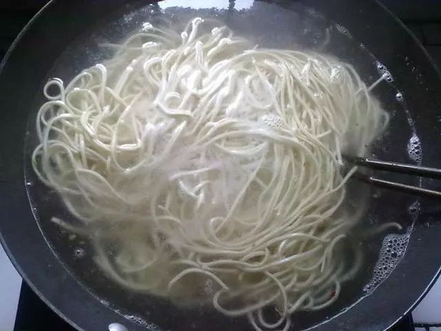 常识贴:煮面条用冷水or热水?一直弄错了,难怪面条不筋道!