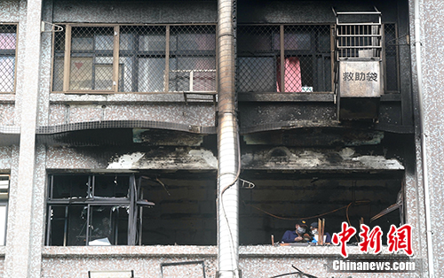 台湾新北市新庄区台北医院7楼病房火灾现场。中新社记者 张宇 摄