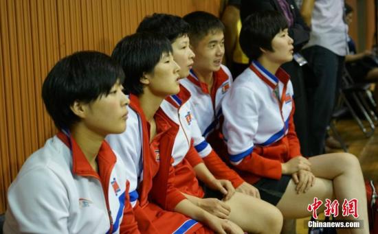 当地时间17日晚，韩朝联队参加混双资格赛比赛，朝鲜队员现场观看韩朝联队比赛。2018年国际乒联世界巡回赛韩国公开赛17日在大田打响资格赛。韩朝组建乒乓球代表团联队，参加男子双打、女子双打和男女混双三个项目。中新社记者 曾鼐 摄