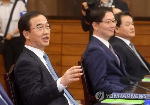 8月13日，在板门店统一阁，赵明均(左一)在高级别会谈上发言。(图片来源：韩联社)