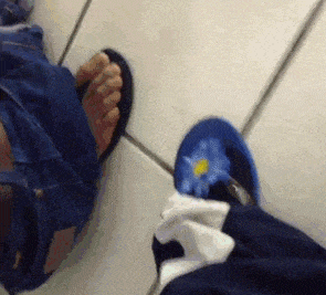 搞笑gif趣图段子:这是一个专业素质过硬的小姐姐