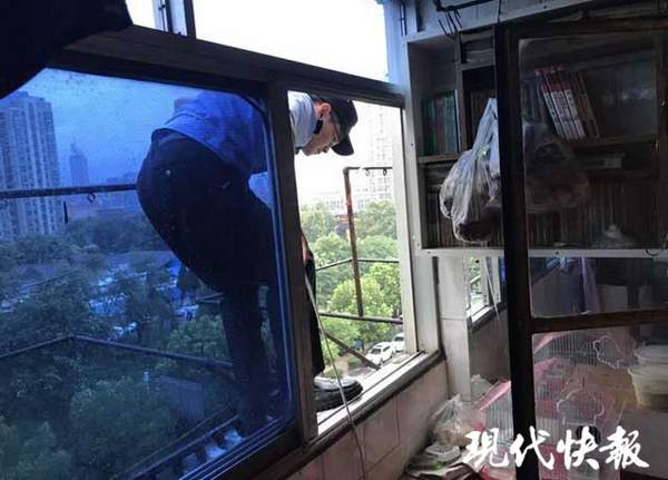 11个月大男婴被反锁家中，民警翻越7楼窗户营救