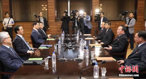 8月13日，韩朝双方在板门店朝方一侧举行今年第四场高级别会谈。图为会谈现场。（联合采访团供图）
