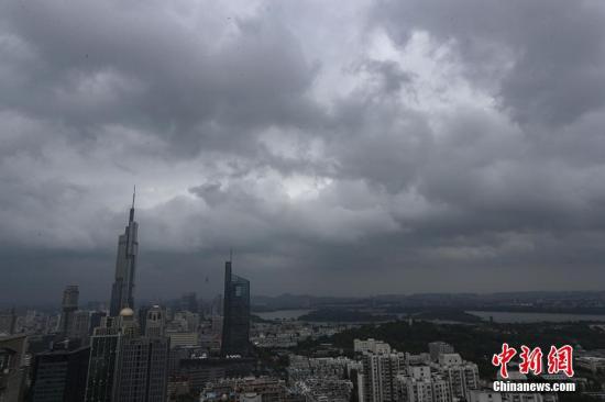 8月13日，受台风“摩羯”外围影响，南京城风雨交加，给民众的出行造成不小的影响。当日，今年第14号台风“摩羯”在浙江温岭沿海登陆。图为南京城市上空乌云密布。 泱波 摄