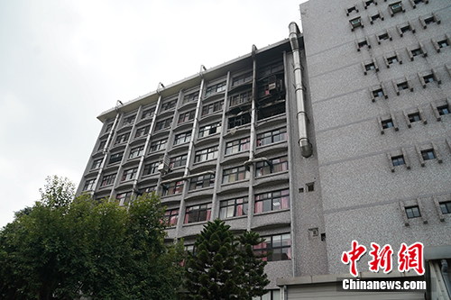 8月13日，台湾新北市新庄区台北医院7楼病房火灾现场。中新社记者 张宇 摄