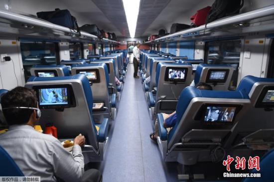 资料图片：印度豪华高铁线路连接孟买和果阿两座城市，内设电视娱乐系统、WiFi等设施。