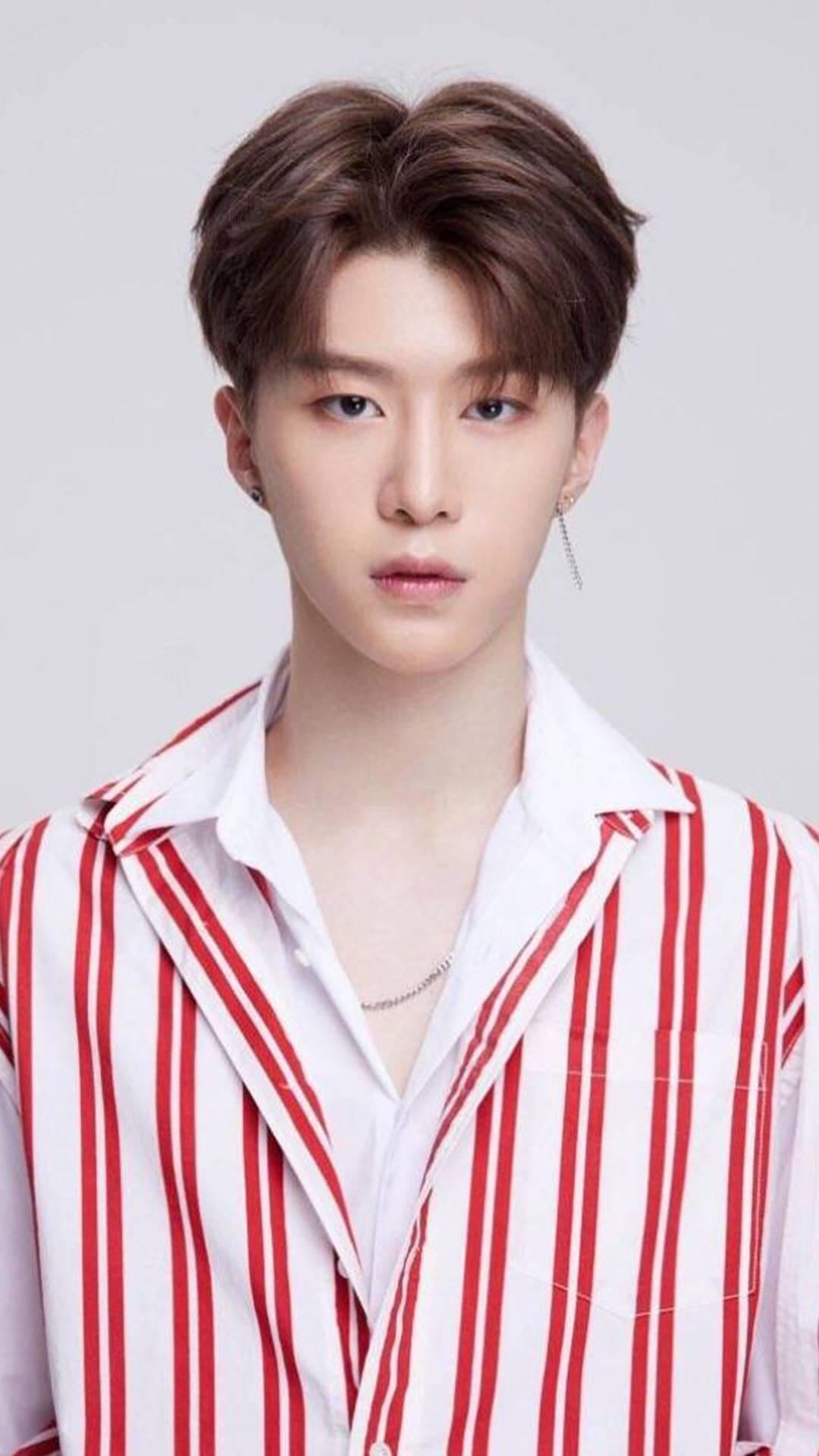 范丞丞认识吗?大夏天穿毛衣装酷,网友:根本ge