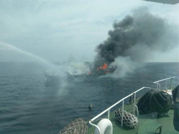 台湾花莲一赏鲸船海上起火燃烧，邻近船舶搭救46名旅客逃生
