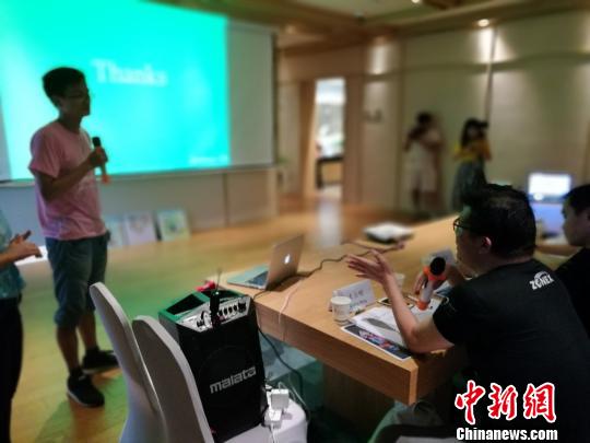 来自台湾的创业导师正在对计划中的不足进行指点。　钟升 摄