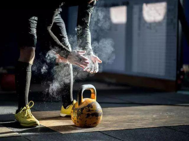 药球训练可以帮助运动员建构良好的运动模式,不管静态(执行一般的