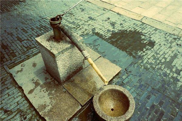 井水冬暖夏凉的秘密!还记得小时候,在井里冻过