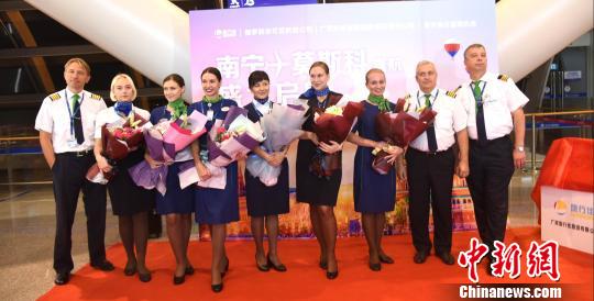 俄罗斯依可亚航空公司飞行员和空姐在仪式现场合影。　李彦扬 摄