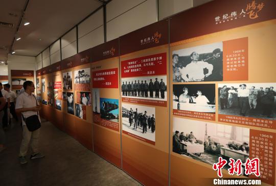 8月13日，《世纪伟人腾飞梦――周恩来与“两弹一星”》全国巡回展在南京开展。　泱波 摄