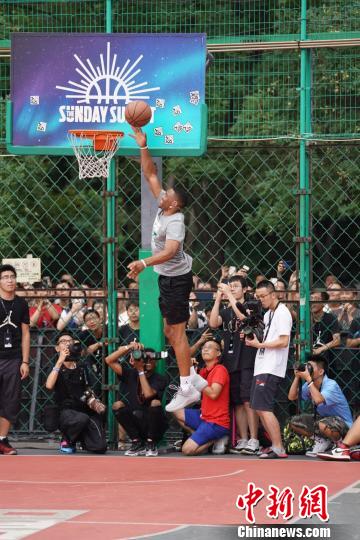 NBA球星威斯布鲁克现身北京 鼓励球迷享受运动乐趣