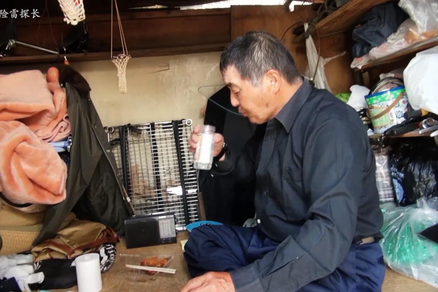 雷探长来到日本贫民区居民家中，穷人和富人的生活差距难以想象