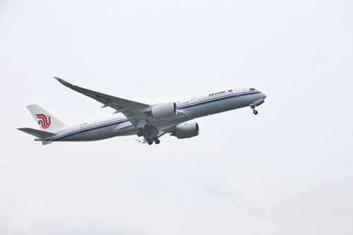 帅到飞起！国内首架A350“墨镜侠”上午北京出发