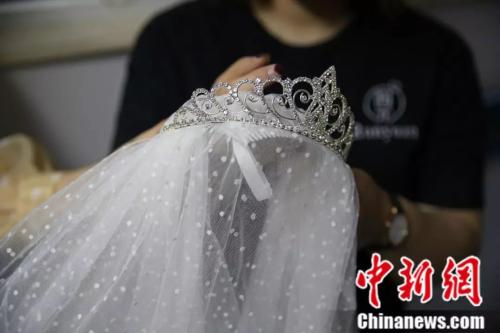小慧的头纱还没有来得及戴上 小慧的头纱还没有来得及戴上