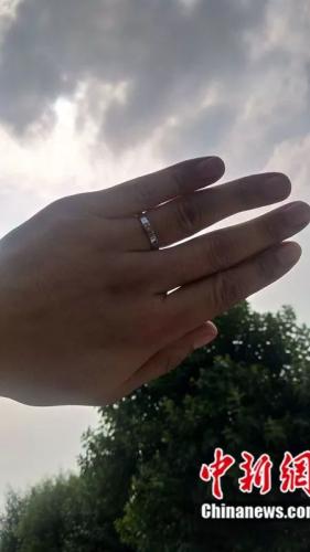 小慧走了,杨枫左手无名指上戴上了婚戒。受访者供图 小慧走了,杨枫左手无名指上戴上了婚戒。受访者供图