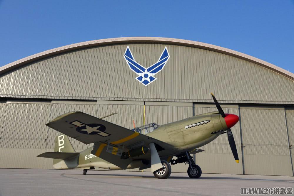美国空军博物馆拖飞机晒太阳 为“孟菲斯美女”做宣传