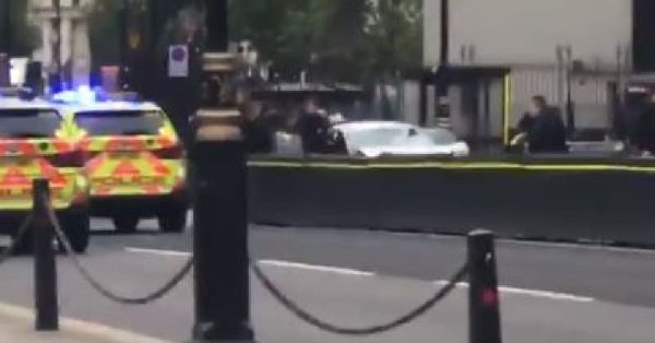 快讯！一男子冲撞英国议会大厦外路障后被捕 有行人受伤