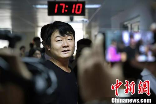 5点10分,由于小慧的病情无法得到有效控制,杨枫无奈的选择了暂时取消婚礼 5点10分,由于小慧的病情无法得到有效控制,杨枫无奈的选择了暂时取消婚礼
