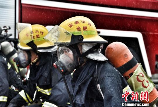 图为消防队员在进行实战化操法比赛。 王伟灿 摄 图为消防队员在进行实战化操法比赛。 王伟灿 摄