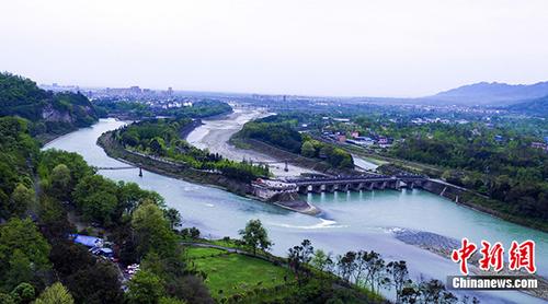 都江堰始建于公元前3世纪，是中国古代无坝引水的代表性工程。中新社发 何勃 摄