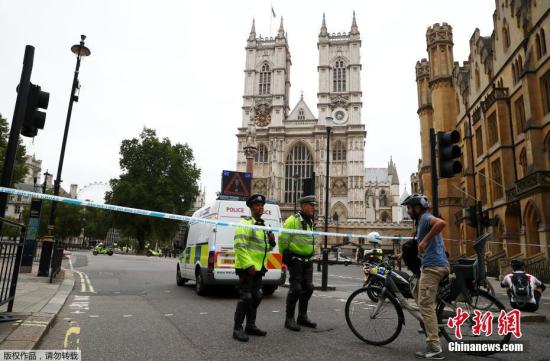 英国会大楼撞车事件系恐袭 目击者：司机蓄意撞人