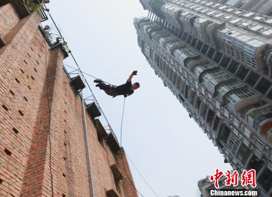 图为特警在高温下进行高空索降训练。 周毅 摄 图为特警在高温下进行高空索降训练。 周毅 摄