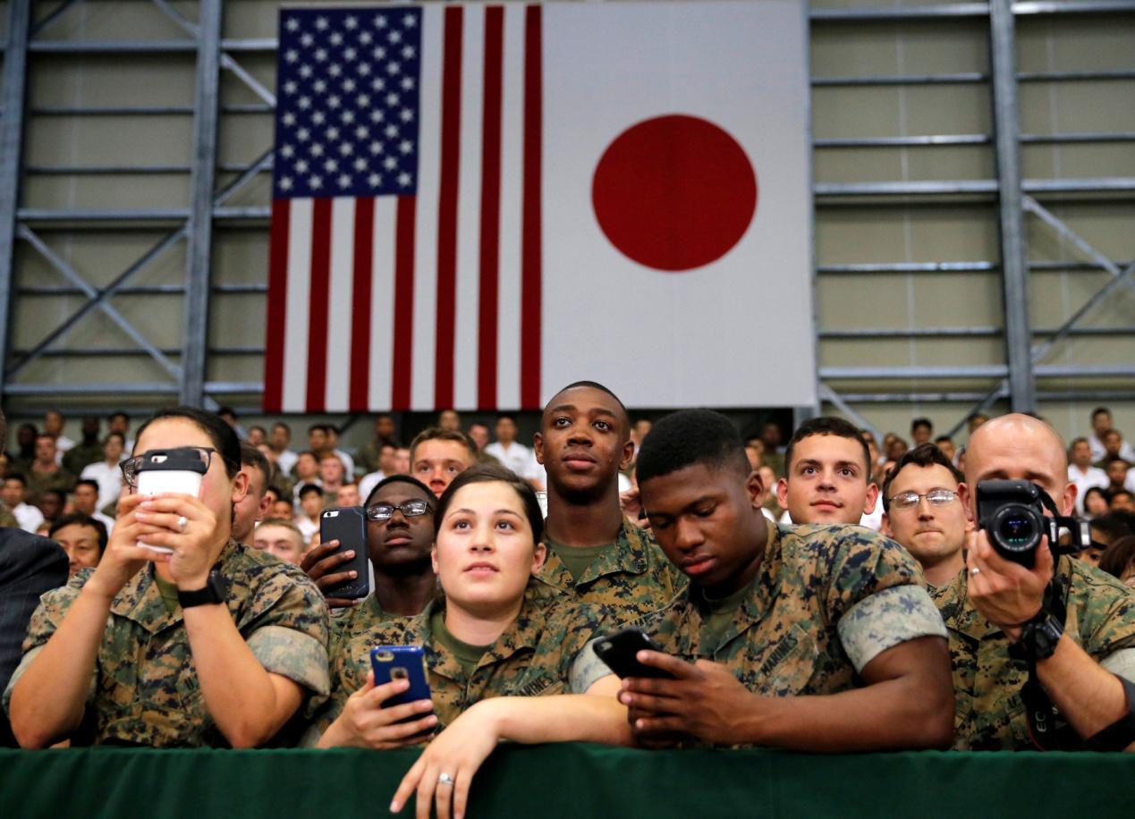 日本又乱了！数万人包围美军基地，局势紧张美军如履薄冰
