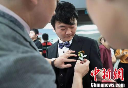 杨枫换上礼服,带上胸花 杨枫换上礼服,带上胸花