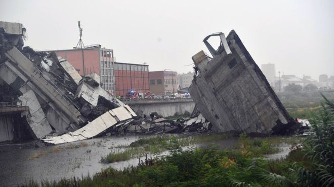 意大利公路桥坍塌致汽车从50米空中坠落，一辆卡车惊险逃脱