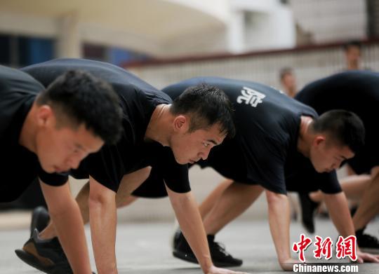 图为特警正在高温下训练。 周毅 摄 图为特警正在高温下训练。 周毅 摄