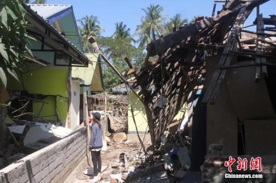 印尼龙目岛7级地震导致数千栋房屋损毁严重。图为8月7日，位于该岛Senggigi 海滩附近Senggigi村的损毁房屋。该村数百座房屋损毁，全村断水断电，村民在村子空地上分散安置。 中新社记者 林永传 摄