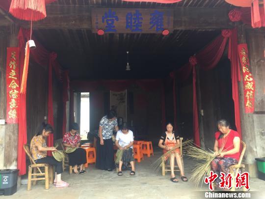 图为岭根草编技艺 项菁 摄 图为岭根草编技艺 项菁 摄