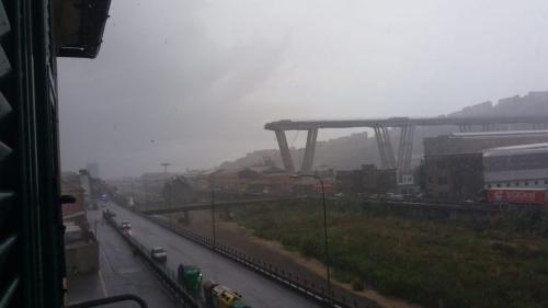 意大利热那亚高速公路桥坍塌 10辆车或遭波及