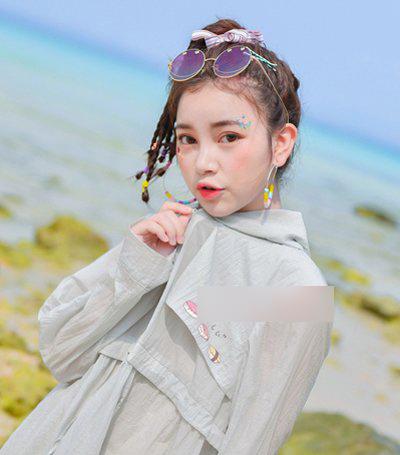 圆脸女生日系马尾脏辫发型 喜欢脏辫,但是觉得欧美女生脏辫太难打理的你,可以尝试今年小清新风脏辫发型哟,即将中长发扎成露额高马尾辫,最好将马尾辫扎的倾斜一些,然后将马尾辫编织成很多个小辫子,简约风脏辫发型就成了。
