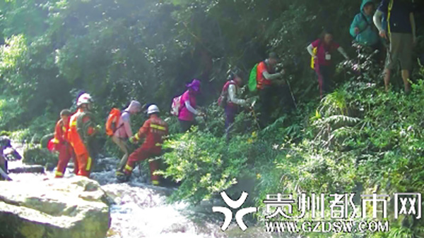 24名驴友被困贵州红岩峡谷，消防官兵搜救11小时成功救出
