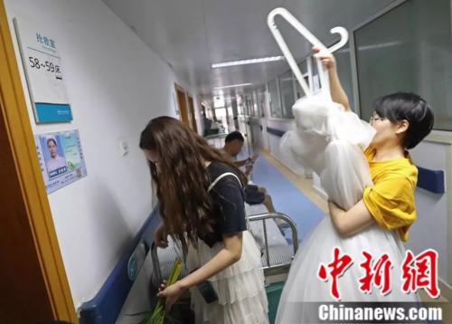 婚庆工作人员准备好了婚纱、头纱 婚庆工作人员准备好了婚纱、头纱