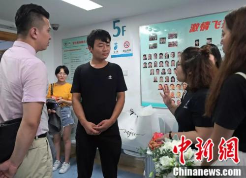 8月12日下午3点30分,杨枫与工作人员讨论病房婚礼的仪式细节 8月12日下午3点30分,杨枫与工作人员讨论病房婚礼的仪式细节