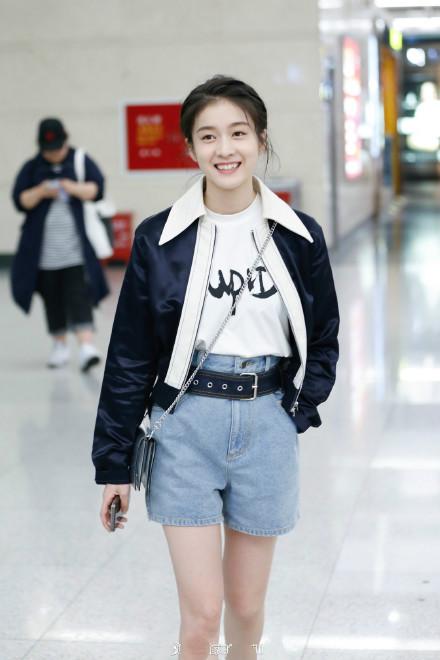 25岁杨紫和21岁张雪迎机场秀,看了她们的腿,难