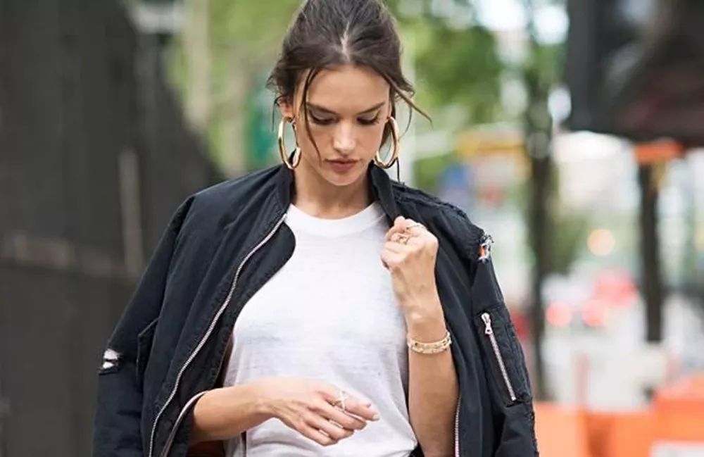 几件单品轻松穿成酷酷的女Rapper,连吴亦凡都