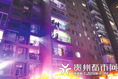 贵阳女子与家人争执从5楼跳下，被家人和4楼住户隔窗抓住