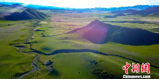 图为航拍都兰县草原花海景区。 茅润哲 摄 图为航拍都兰县草原花海景区。 茅润哲 摄