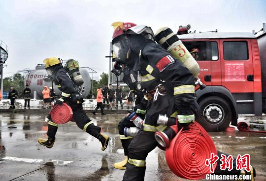 图为“枪炮协同灭火操”,主要考核的是队员们之间相互配合的能力。首先所有参赛队员在起点线后立正站好,当听到“预备”的口令时,所有的队员都双手紧握水带,做好向前“冲”的准备。 王伟灿 摄 图为“枪炮协同灭火操”,主要考核的是队员们之间相互配合的能力。首先所有参赛队员在起点线后立正站好,当听到“预备”的口令时,所有的队员都双手紧握水带,做好向前“冲”的准备。 王伟灿 摄
