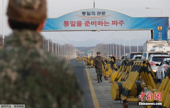当地时间2016年2月11日，韩国坡州市，韩政府10日决定停止开城工业园区运营，以此作为对朝鲜进行核试验及以弹道导弹技术进行发射行动的回应。韩方企业正准备从开城工业区撤出。图为韩方军事人员在工业区附近。